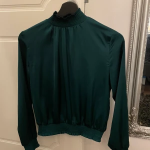 Turtleneck - Silkesmaterial, grön långärmad med hög hals. Sitter väldigt fint på. 