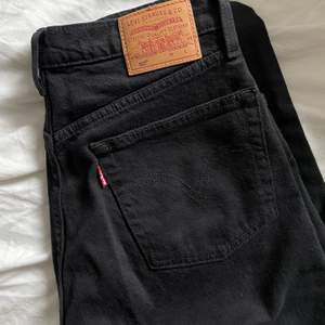 Ett par svarta levis jeans i modellen 501, aldrig använda!