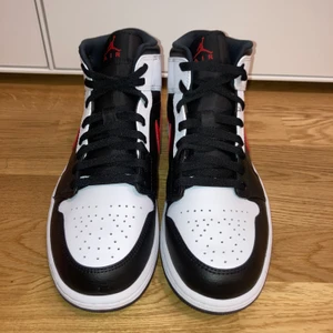 Jordan 1 mid Chille Red - Jordan 1 mid Chille Red                                           size 43 & 44