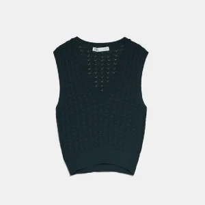 Snygg topp! - Jätte snygg top/linne från zara! Perfekt nu till våren/sommaren. Passar även till fest. Snygg till exempel en zip-hoodie och jeans eller linnebyxor! Även snygg till kjol i sommar/vår när man börjar bli brunare💞💞 använt ett fåtal gånger så är i bra skick! Den är även slutsåld så passa på!Storlek L, men den är liten i storleken så skulle säga att den är mer som S/M! 