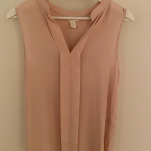 Blus i storlek 34 - En fin blus från hm. Lite stor i modellen så funkar för en som brukar ha storlek 38 också. Inte alls använd mycket.