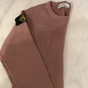Stone island - Säljerin brosas jätte fina äkta tröja från stone island i en unik brun/ lila färg. Köpt i Nk. Skulle säga att den är unisex och sitter väldigt fint på.  Skriv privat för frågor eller fler bilder. Köparen står för frakten och buda i kommentarerna💕