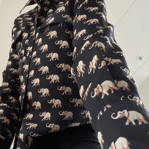 Satinskjorta - En ”satin” skjorta med elefantmönster från Zara. Jättefin men kommer tyvärr aldrig till användning... Storlek S! Säljer för 175kr