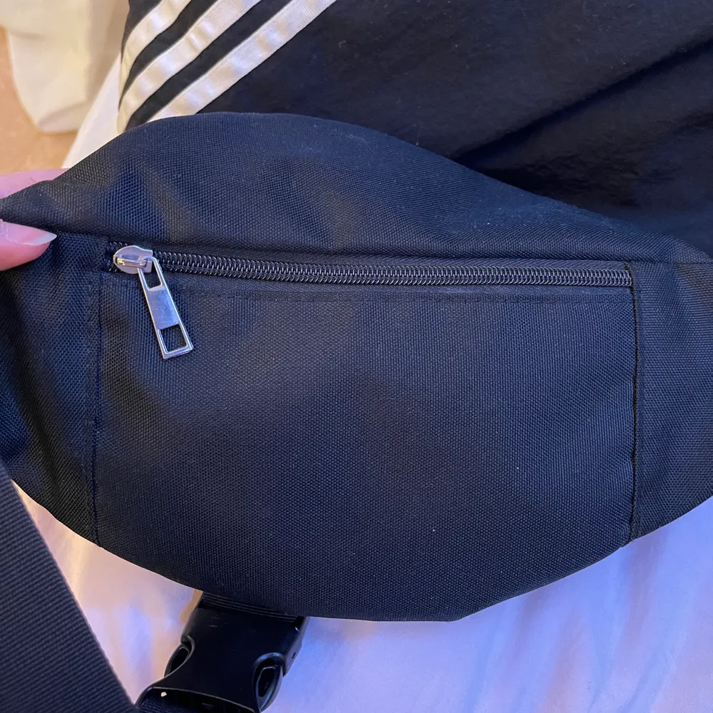 Fannypack köpt i Japan 2018✨ får plats med mer än vad man tror, 1 ficka på framsidan, 1 ficka på baksidan samt 1 liten ficka i fannypacken✨. Väskor.