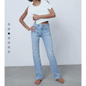 Supersnygga ljusblåa mid Rise jeans från Zara, nästan helt nya, använda 2 gånger. Jag säljer de för att de är lite för stora för mig. Buda i kommentarerna💕