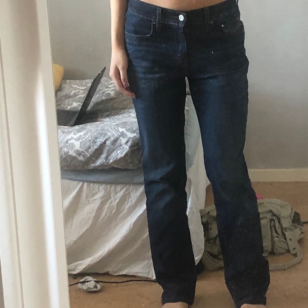Svinfeta levis jeans i modellen 505 straightleg. Lågmidjad modell men går att ha bälte så dom sitter mer midwaist💖. Midja 68cm och längd 76cm. Köpta på myrorna men bara använda av mig ca 3 gånger då dom inte sitter riktigt som jag vill ha dom. Fraktinfon står nedan!!. Jeans & Byxor.
