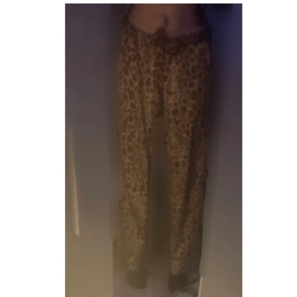 Ett par lågmidjade leopard pyjamasbyxor från h&m. Byxorna är i storlek XS och sitter vid ankeln på mig som är 1.69 lång. Byxorna har ett skönt material och är lite noppriga men inget man lägger märke till. Betalning sker via swish och fraktar spårbart som kostar 66kr! Hör av er vid funderingar eller vid intressen! . Jeans & Byxor.