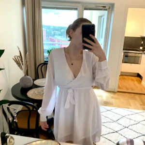 Studentklänning - Superfin vit klänning som jag använt som studentklänning, den är i fint skick! Tvättad och har 0 fläckar, är som ny! Ord. Pris 399kr