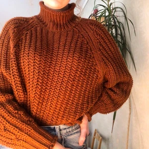 MYSIG BRUN RIBBSTICKAD TRÖJA!  - Trendig färg och perfekt över en klänning i sommar☀️ Jag köpte den för ca 250kr och har bara använt den en gång. Priset går att diskutera. Om du vill att jag skickar och du köper fler än ett plagg blir det bara en frakt :)