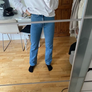 Weekday jeans - Weekday jeans i modellen rowe, färgen sky blue, använts ett fåtal gånger så är i bra skick. Jag har storlek 25/32 och är 174cm. Jätte snygg passform och bra kvalité. Skriv privat om du har funderingar.