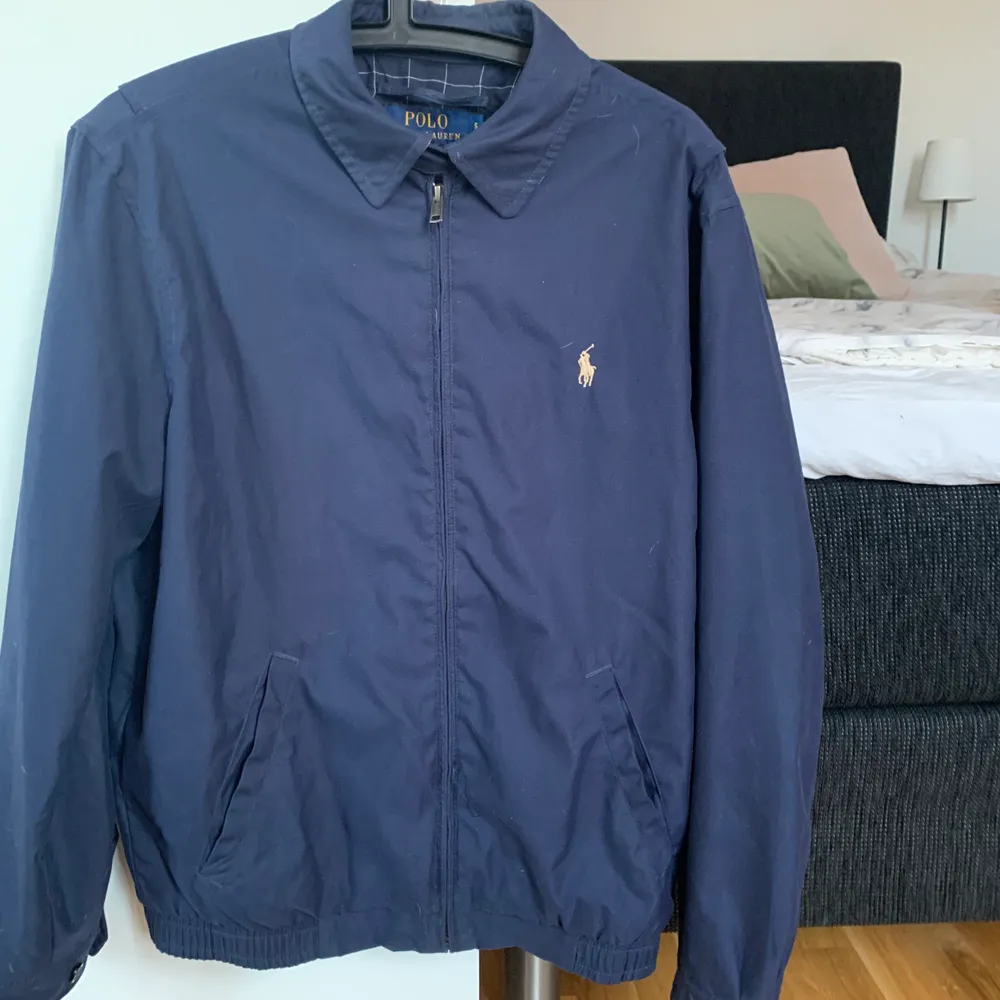 mörk blå ralph lauren polo jacka i storlek S. Jackor.