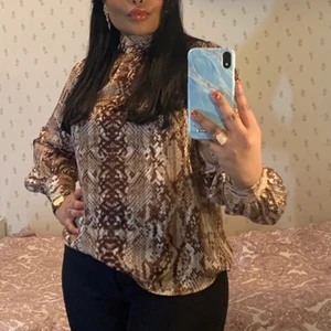 Snake print blus - Säljer denna fina blus med snakeprint. Använd fåtal gånger och är o bra skick!!! St L men passar M-L