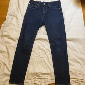 Mörkblå Levis 512 - Mörkblå Levis 512, skick 9/10