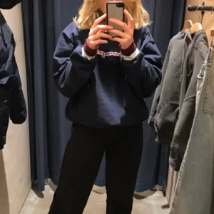 Vintage champion sweatshirt  - Jättesnygg vintage mörkblå sweatshirt med broderat märke och röda och vita detaljer! Fint skick, strl XL, sitter oversized på mig som har S annars. Jätteskön och bra kvalitet. 