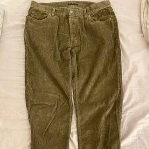 Manchester byxor - Gröna Manchester byxor. Är ungefär i strl L, 33 i midja. Hämtas i Sollentuna. 