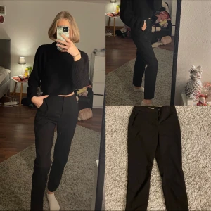 Svarta Kostymbyxor  - Säljer mina skit snygga konstymbyxor, köpta för ca 300 på h&m, sitter jätte bra. Säljer dom för att de är lite stora för mig i midjan. Använd fåtal gånger