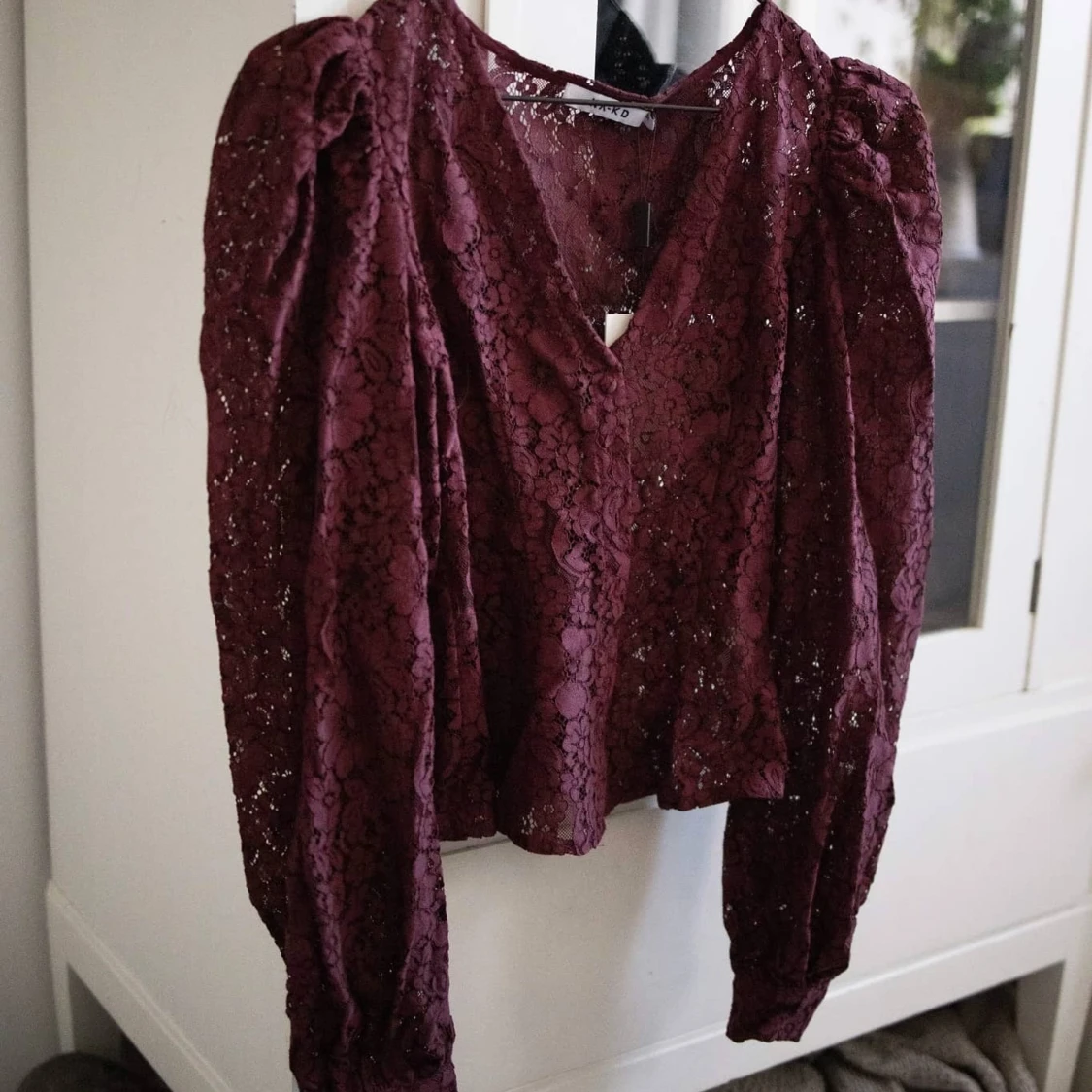 Vinröd spetsblus med puffärmar / ballongärm - 90