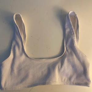  bikinitopp, endast använd en gång - Säljer en bikinitopp som endast är använd en gång då jag ansåg att den var genomskinlig, så jag skulle rekommendera den som en bikini man solar i.
