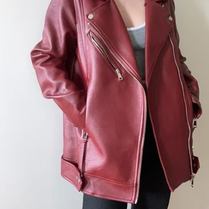 Röd jacka i fuskläder  - En vinröd jacka i fakeläder från Pull and Bear. Använd några gånger men i jättebra skick. Passar bäst till vår/höst. Finns även en detalj i fuskpäls som man kan sätta fast på ”kragen”. 