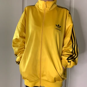Gul Adidas Jacka/Tröja - Jättefin gul tröja med dragkedja från adidas. Fint skick men den är använd, 