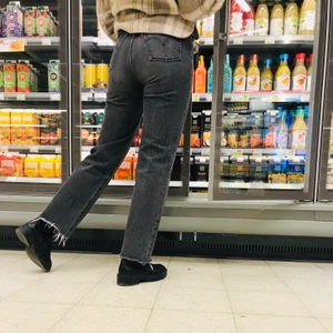 Jeans Levis - De populära ribcage straight ankle jeans från Levis i grå/svart urtvättad svart.🖤 Skitsnygga verkligen och en helt perfekt passform. Sitter tajt och snygg upptill i midjan och låren och formar bra baktill. Är sedan raka från knät. Säljer dem för att de tyvärr är för tajta i midjan till mig:( Jag är 164 cm lång och de är perfekta om man vill ha dem i full lenght. Men är man längre kan man ha dem som ankeljeans. Buda från 200 eller köp direkt för 550kr.🖤