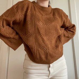 Stickad tröja - En stickad brun tröja i stl s/xs. Den är i bra skick då jag bara använt den ett par gånger. Den är väldigt skön och mysig. Jag väljer att säja den för att jag har för mycket kläder. 