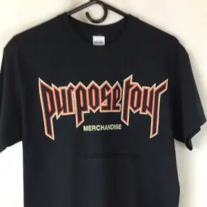 Äkta purpose tour merchandise. Köpt på Urban Outfitters och använd en gång. 100% bomull och är i väldigt bra skick! Kan mötas upp i Sthlm eller skicka (frakt 30kr)