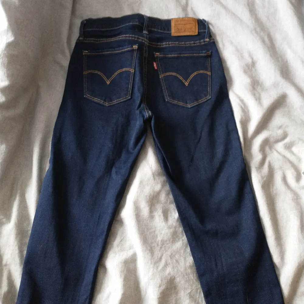 Nästan ny köpte den för 700kr säljer den för 350kr +frakt storlek är 26. Jeans & Byxor.