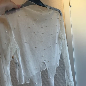 Meshtopp med pärlor - Endast använd ett fåtal gånger, storlek L men passar S/ liten M🌷Man knyter den vid midjan med de två ”tygbitarna” som hänger ner! Köpare står för frakt!