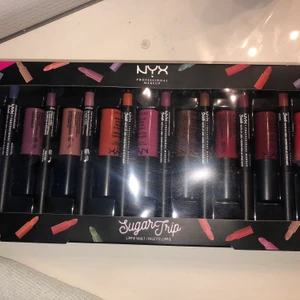 Läppennor och lip creams - Tänker att denna fina box ska få en ny ägare då jag inte använder läpp smink så mycket. Denna box från nyx professional makeup, innehåller 17 läpppennor och 18 lip creams i alla möjliga färger. Jag har endast använt en läpppenna den som är borta på  tredje bilden, i o med Corona så skickar jag inte med den! Resten är oanvända och har endast tagit ut och kollat på. Jag köpte denna för 600kr, bud eller köp direkt för 300kr!!