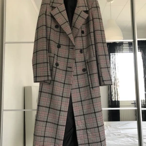 Trenchcoat IVYREVEL - Helt oanvänd trenchcoat från IVYREVEL, köpt för 500kr säljer för 200kr. Passar perfekt till våren och är ungefär till vaderna. Strl 36 men passar 34-38
