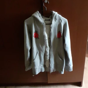 Strl s  - En munk tröja med tryck se bild säljer den för att den har blivit för liten för mig och hoppas att någon anan har bätre användning av den 