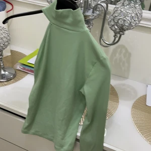 Mint grön  - Mint grön tröja med en arm och polo hals 