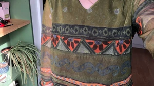 Mönstrad second hand tröja - Säljer denna coola tröja med mönster och mesh material. Frakt tillkommer. Kontakta mig privat för mer info💚💚💛