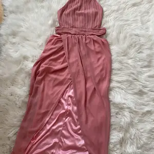 En rosa fest klänning ifrån Nelly i storlek M