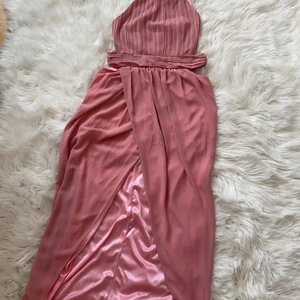 Rosa fest klänning  - En rosa fest klänning ifrån Nelly i storlek M
