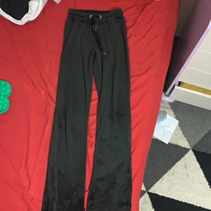 Gina byxor  - Ett par gina tricot byxor dom har krympt i tvätten men ör lite stretchade om man är lite större kommer dom sitta perfekt köpt för 229kr säljer för 100 om man är ungefär 150 cl passet dom perfekt för dom har krympts 