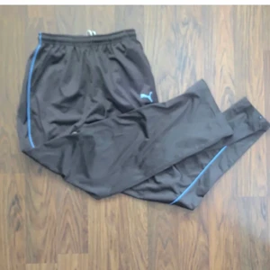 Adidasbyxor - Fräsha mjukisbyxor, går även att ha utomhus. Lite 90-tals inspirerade och i nyskick. 