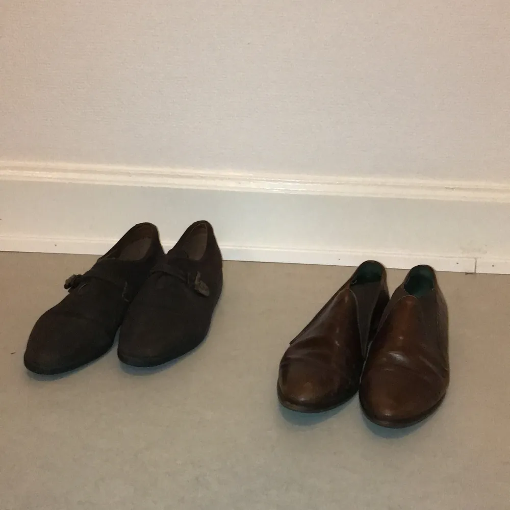 Gammeldagsa skor i bra kvalite❤️ ena paret är i mocka och andra paret är handgjorda i Italien och är  i läder! Mockaskor: storlek 39, Läderskor: gissar på storlek 36! Utropspris: 100kr styck. Skor.