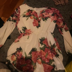 Jätte fin jumpsuit  - Jumpsuit man får jätte fin kropp i, har inte använt den utan bara provat den. Köparen står för frakten 