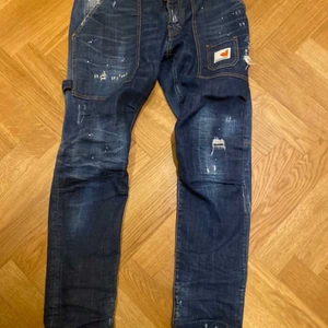 Dsquared2 jeans - Storlek 48, väldigt bra skick 9,5/10. 8000nypris, bud från 2,5
