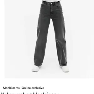 Säljer dessa washed black jeans från Monki då de är lite för långa för min smak. Köpta här på Plick o endast provade för att ta bilder till den här annonsen. Jag är 168 cm lång! skriv privat om du är intresserad eller har frågor!🤍