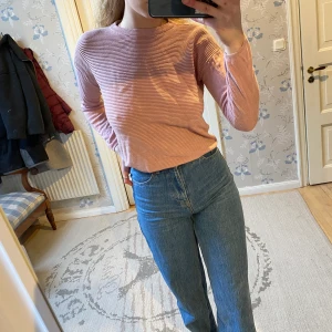 Rosa långärmad - Jättesöt rosa långärmad tröja med hål i ryggen!! Köptes för ganska längesen men är i topp-skick🥰