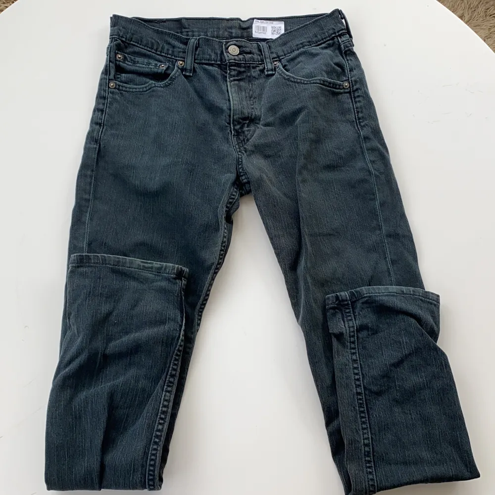 Jättesnygga svarta jeans från Levi’s! Storlek: w29 l32! Utgångspris:100kr. Jeans & Byxor.