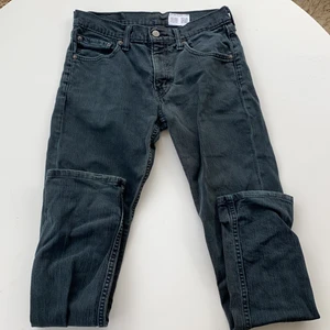 Snygga Levis jeans!!  - Jättesnygga svarta jeans från Levi’s! Storlek: w29 l32! Utgångspris:100kr