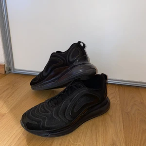 Nike air Max 720  - Säljer nu mina Nike air Max 720 på grund av att dom inte passar mig. Jag har testat dom en gång för ett tag sedan sen har jag bara låtit dom stå kvar här hemma men nu säljer jag dem nypris  är 2100 men jag säljer dom för bara 599!!