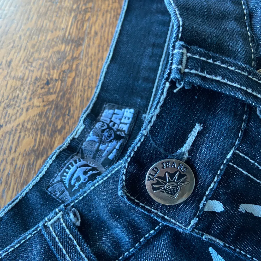 Intressekoll på dessa snygga jeans från märket ”Your local dealer” med brodering på baksidan och en annan sorts print på framsidan. Lite slitna på botten av byxbenen. Storlek 32x32. Jeans & Byxor.