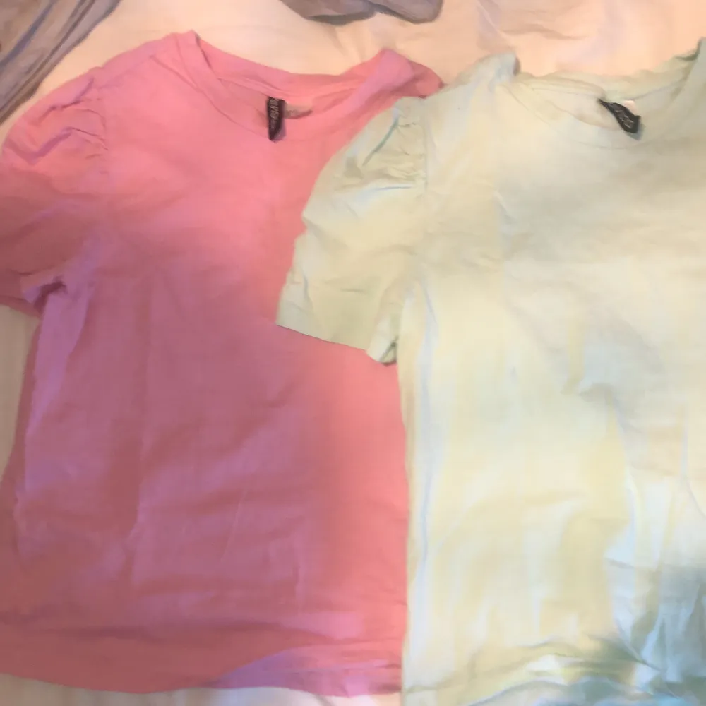 Säljer dessa två super fina t shirts med puffärmar, den gärna är i storlek S och den rosa är xs, super fina till sommaren⚡️🌈. T-shirts.
