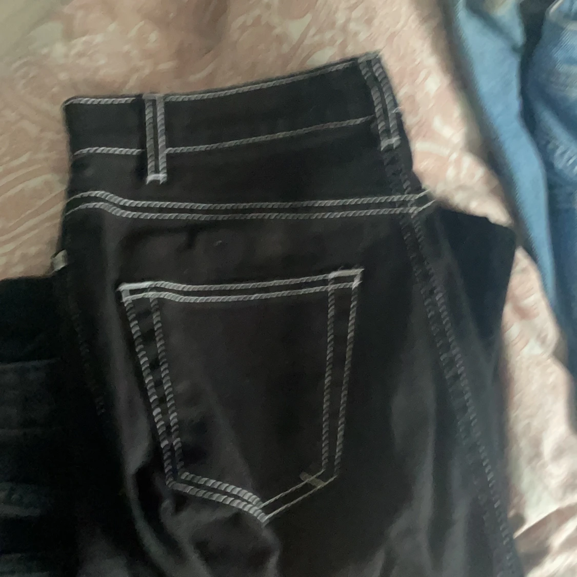 Svarta jeans med vita detaljer 
