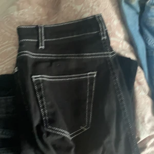Svarta jeans med vita detaljer  - Säljer dessa snygga byxor 